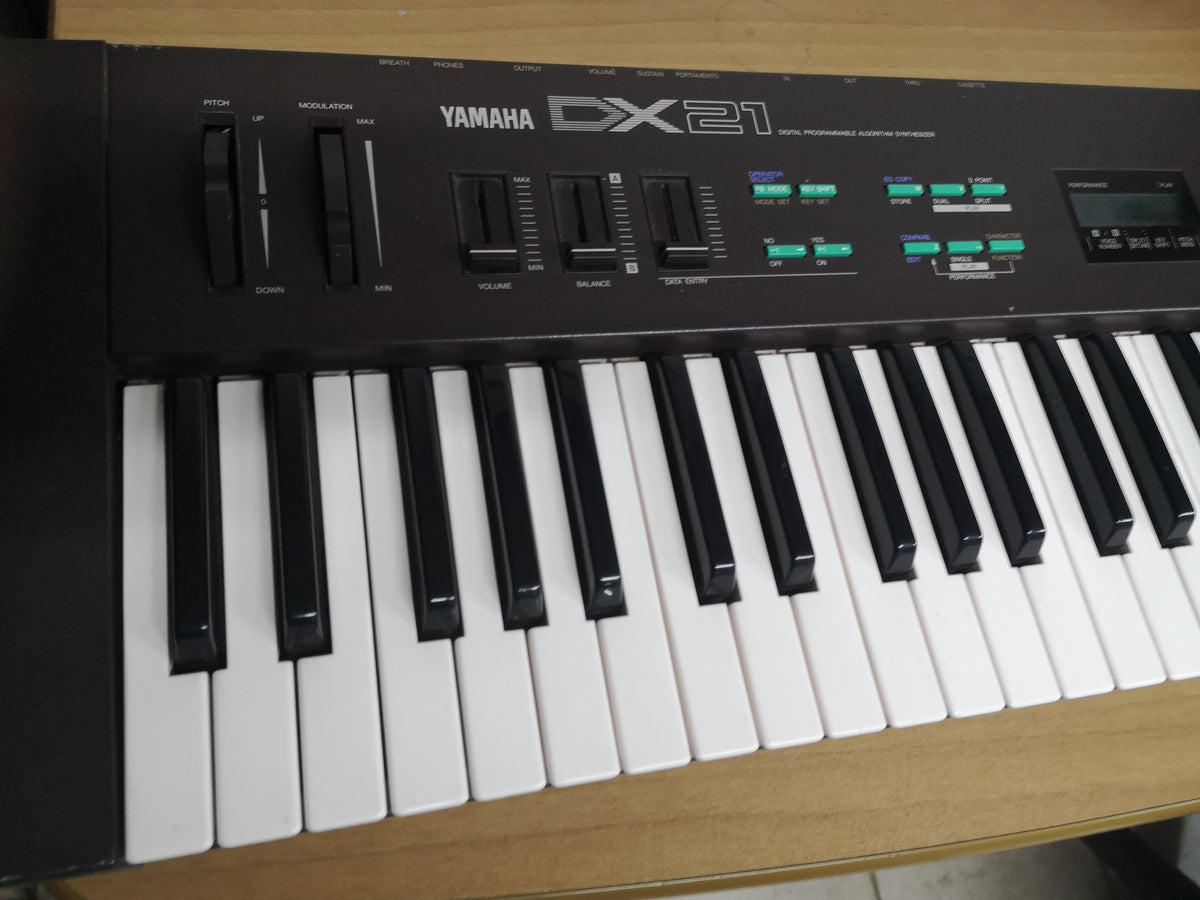 Yamaha DX21 - Digital FM vintage synthesizer| Synthcloud