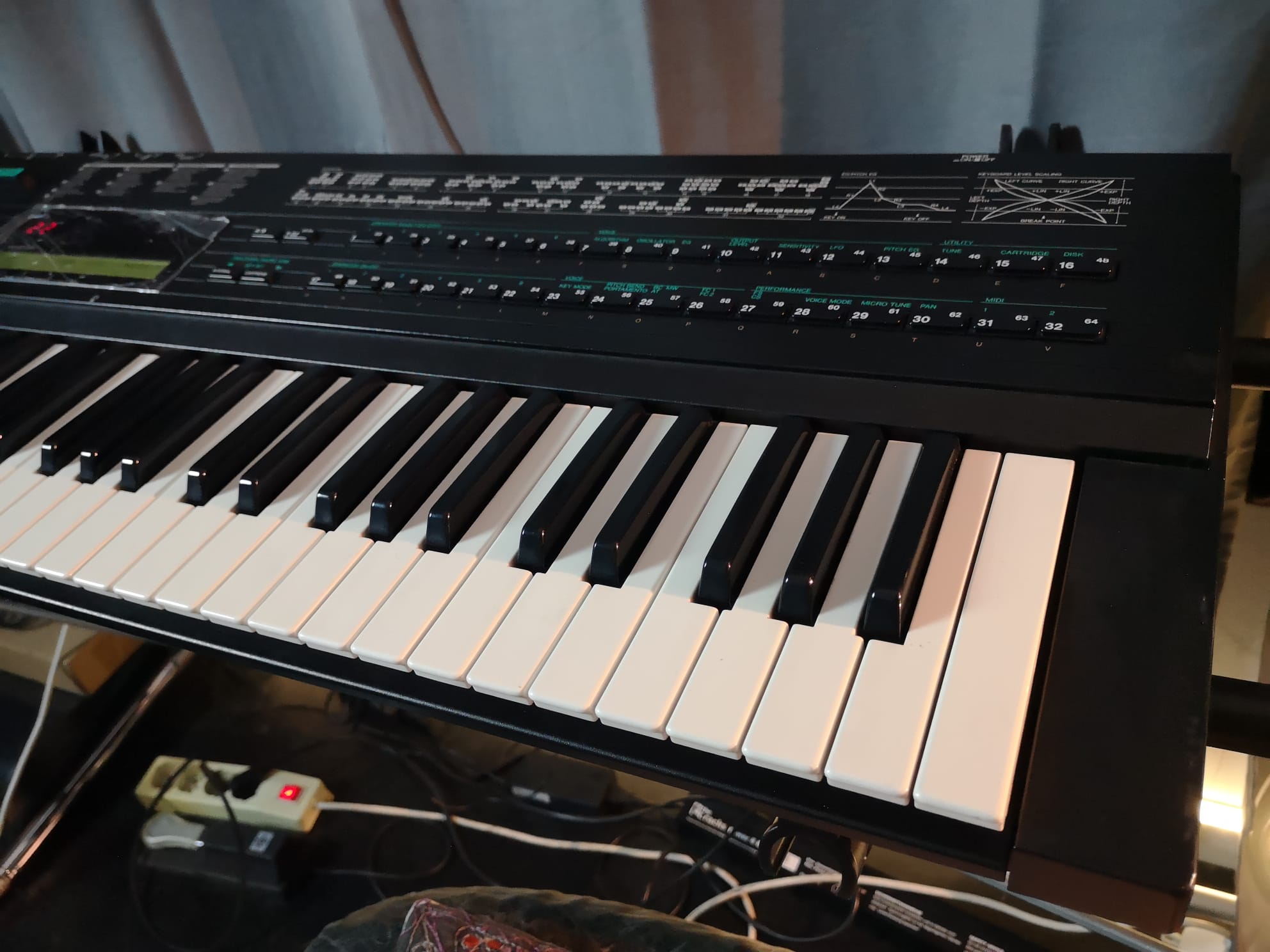 DX7 II FD 16-Voice Synthesizer with Card and Hard Case