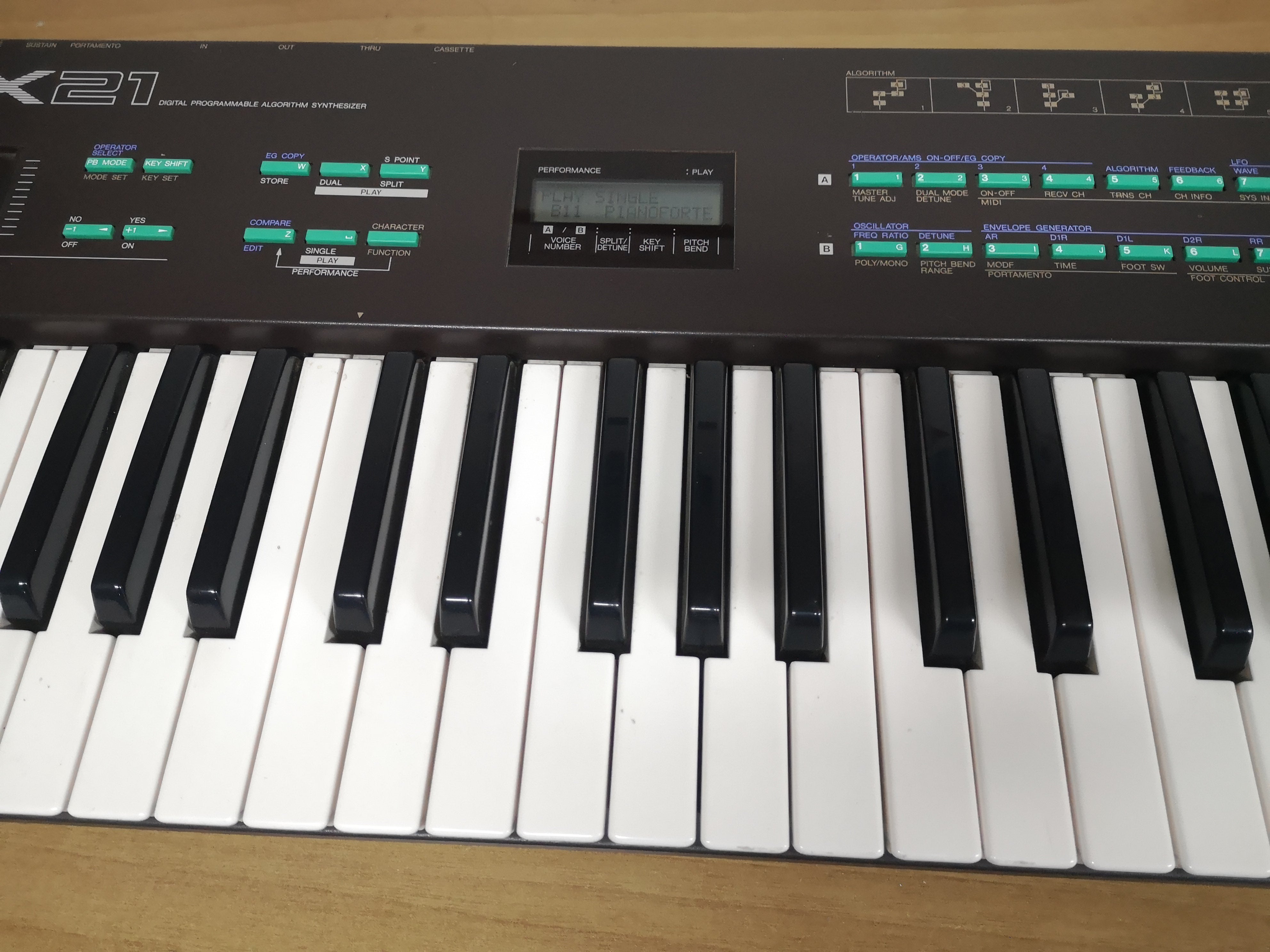 Yamaha DX21 - Digital FM vintage synthesizer