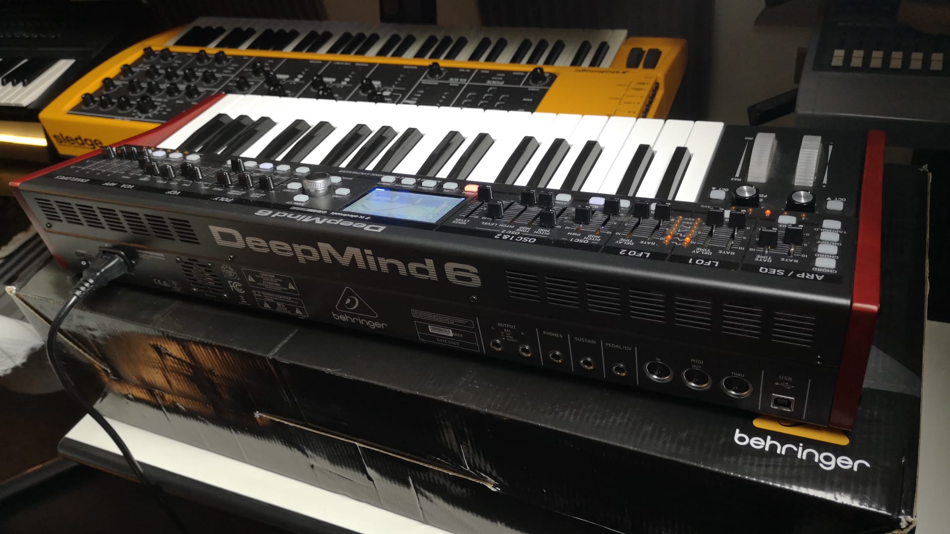 Behringer DeepMind 6 37-Key 6-Voice Polyphonic Analog Synth with Synthonia Libraries